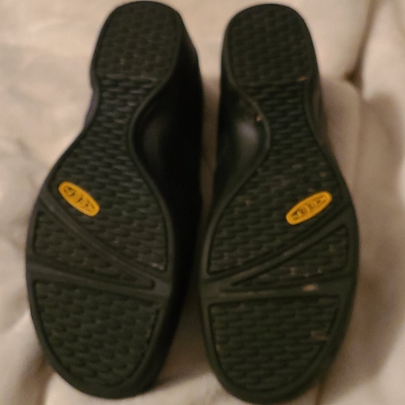 Keen Nursing Shoes - Picture 2 of 9